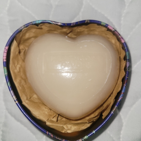 Heathcote & Ivory "Magic Myth Marvel" Scented Soap in Heart-Shaped Tin 3.2 oz - Picture 3 of 4